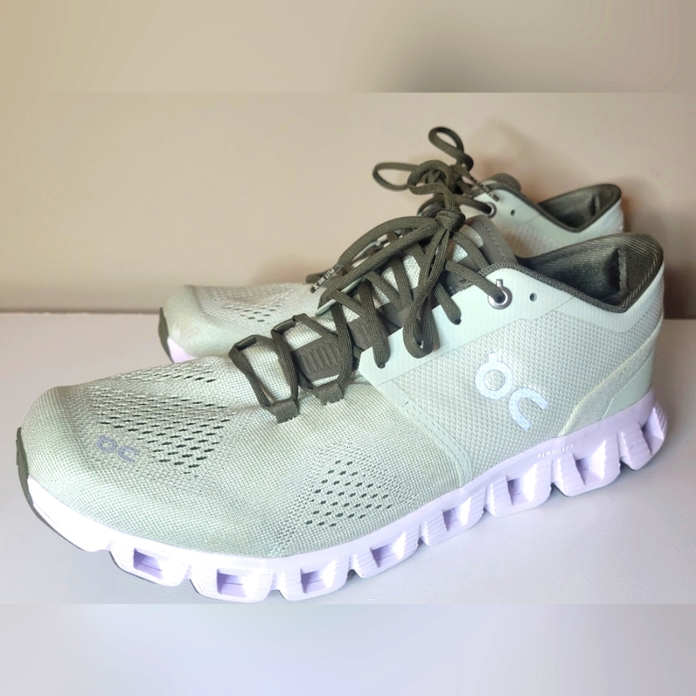 Men's size 9 On Cloud X.
